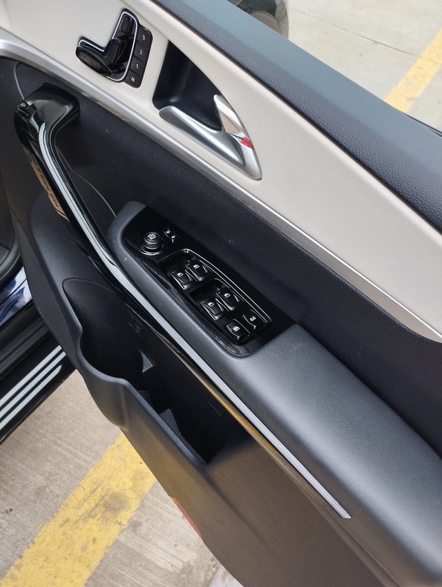 Second-hand 2024 Mahindra XUV700 AX7 7Str AT for sale in New Delhi-4