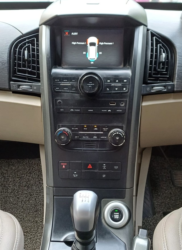 Second-hand 2017 Mahindra XUV500 R W10 FWD for sale in Ahmedabad-19