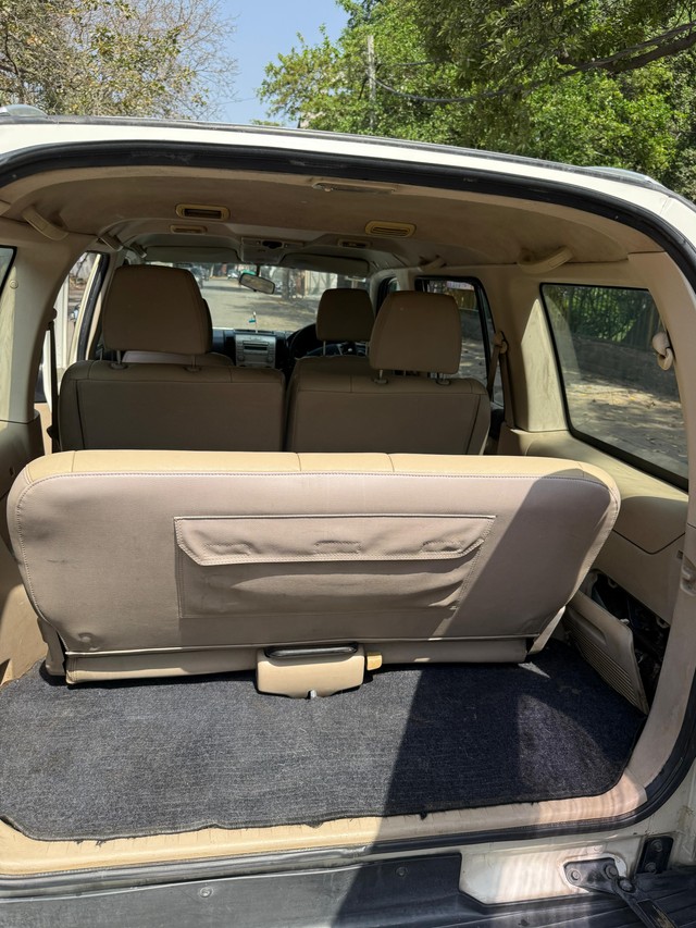 Second-hand 2012 Ford Endeavour 2.5L 4X2 for sale in New Delhi-7