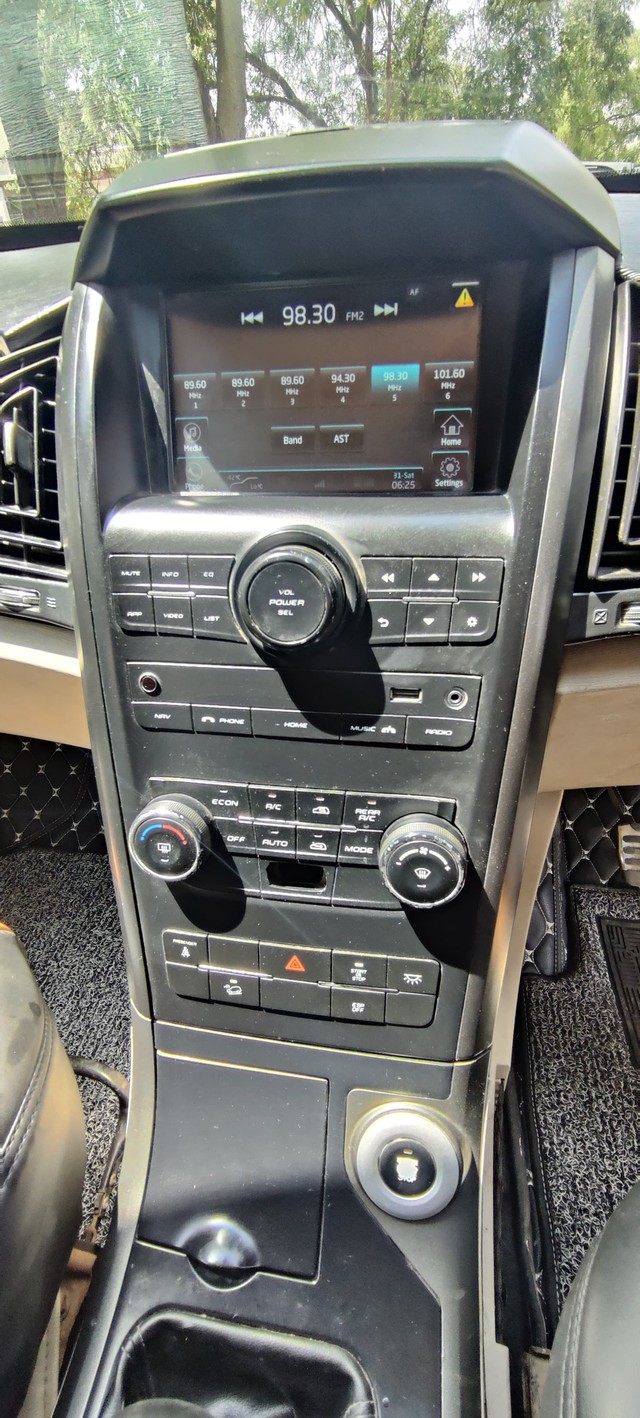 Second-hand 2015 Mahindra XUV500 W10 2WD for sale in Dewas-5