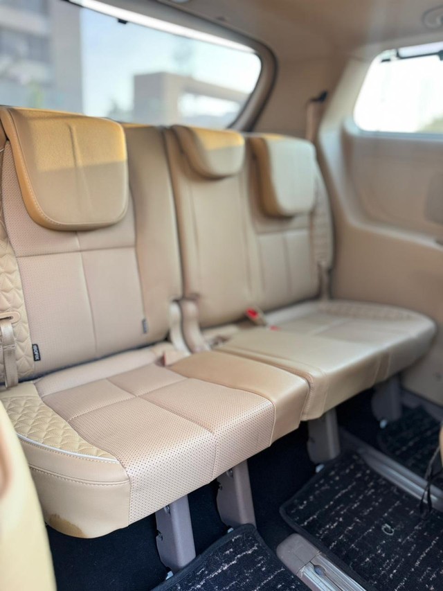 Second-hand 2023 Kia Carnival Limousine Plus for sale in Surat-13