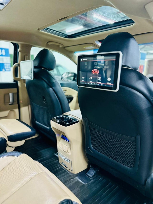 Second-hand 2020 Kia Carnival Limousine for sale in Mumbai-6