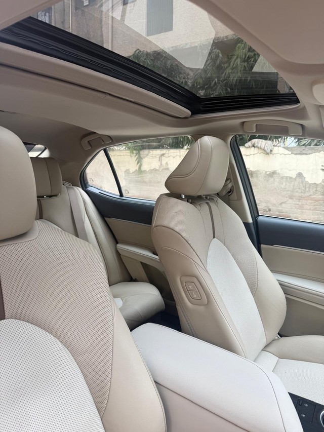 Toyota Camry 2.5 Hybrid Second-hand 2023 Toyota Camry 2.5 Hybrid for sale in New Delhi-13