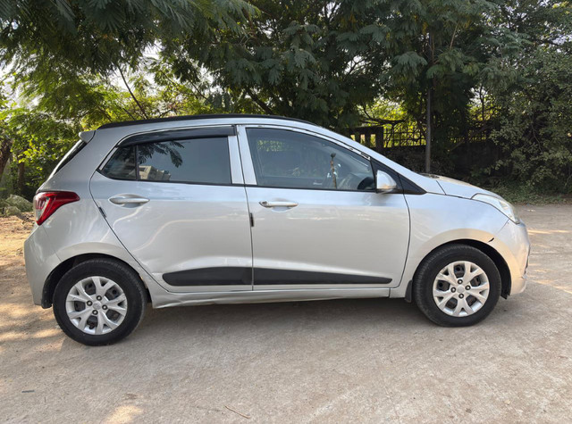 Second-hand 2015 Hyundai Grand i10 Sportz for sale in Bhopal-1