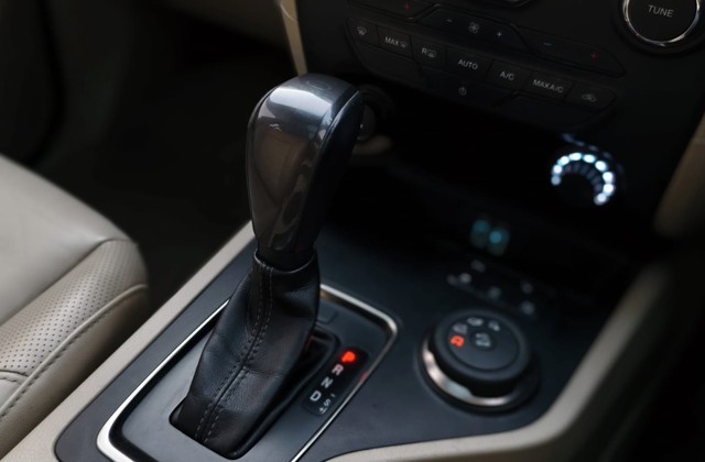 Second-hand 2017 Ford Endeavour 2.2 Titanium AT 4X2 for sale in Kolkata-11