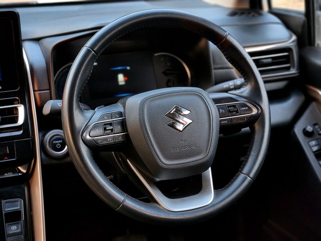 Second-hand 2024 Maruti Invicto Zeta Plus 7Str for sale in New Delhi-30