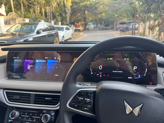 Second-hand 2023 Mahindra XUV700 AX7L 7Str Diesel for sale in Bangalore-10