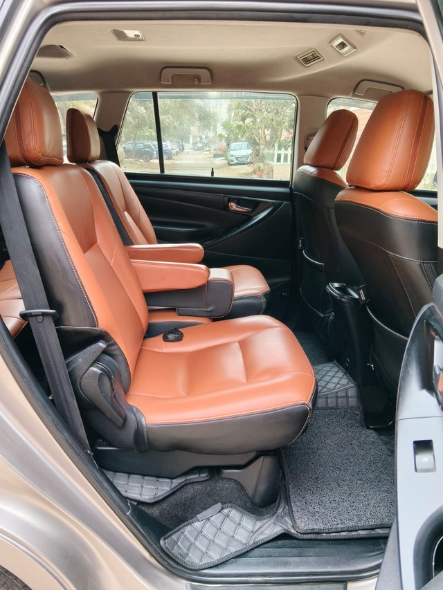 Second-hand 2017 Toyota Innova Crysta 2.8 GX AT BSIV for sale in Gurgaon-12