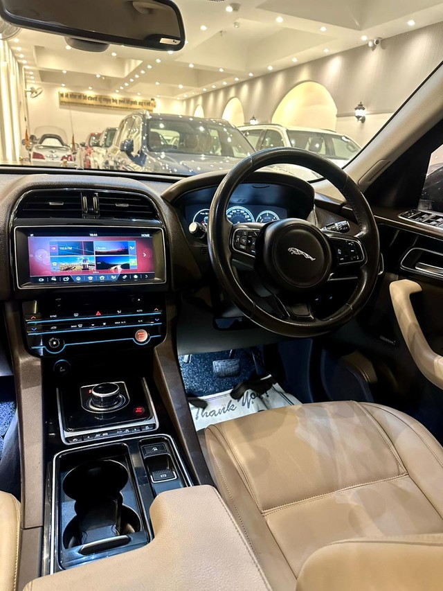 Second-hand 2017 Jaguar F-Pace Prestige 2.0 AWD for sale in New Delhi-19