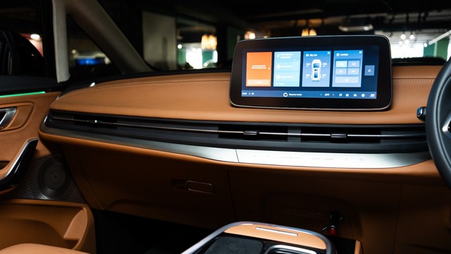 Second-hand 2025 MG M9 Presidential Limo for sale in New Delhi-15