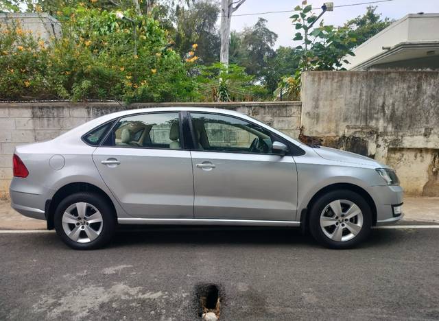https://images10.gaadi.com/usedcar_image/AP3A.240905.015.A2/original/89cfcf92-89c3-4301-9425-26899f4e86e8.jpg?imwidth=6401
