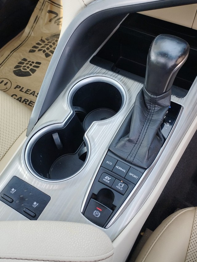 Second-hand 2021 Toyota Camry Hybrid 2.5 for sale in New Delhi-12