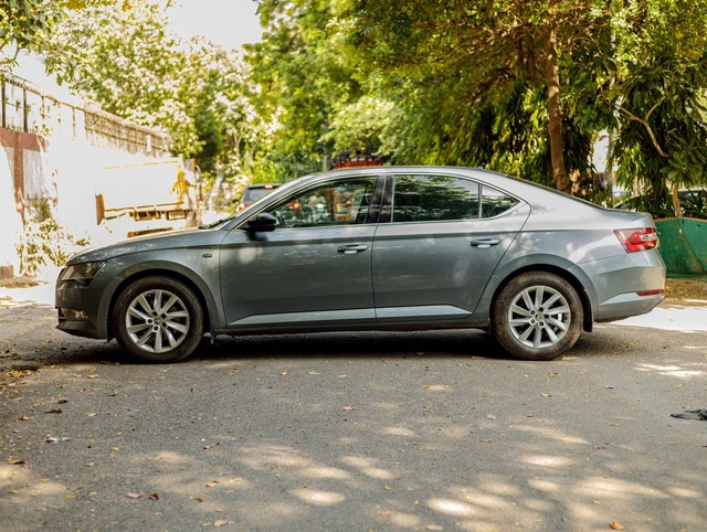 Second-hand 2016 Skoda Superb LK 1.8 TSI AT for sale in New Delhi-2