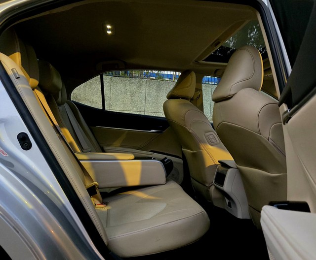 Second-hand 2020 Toyota Camry Hybrid 2.5 for sale in New Delhi-5