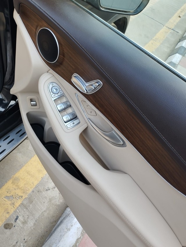 Second-hand 2022 Mercedes-Benz GLC 200 for sale in New Delhi-19