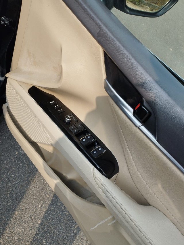 Second-hand 2021 Toyota Camry Hybrid 2.5 for sale in New Delhi-6