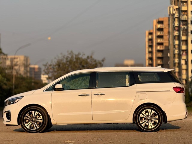 Second-hand 2023 Kia Carnival Limousine Plus for sale in Surat-3