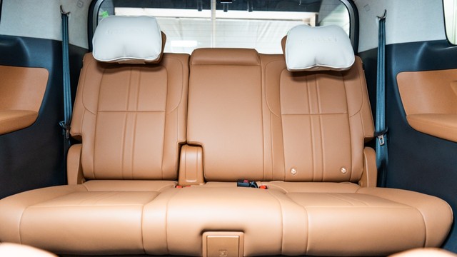 Second-hand 2025 MG M9 Presidential Limo for sale in New Delhi-17