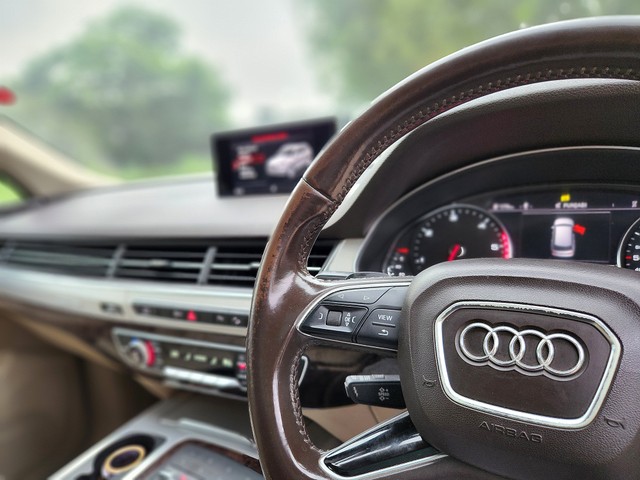 Second-hand 2017 Audi Q7 45 TDI Quattro Premium Plus for sale in New Delhi-27