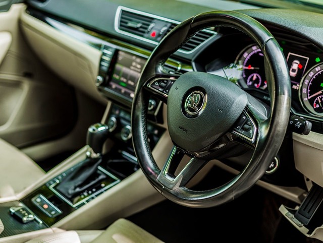 Second-hand 2016 Skoda Superb LK 1.8 TSI AT for sale in New Delhi-6