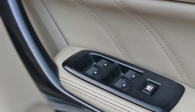 Second-hand 2017 Ford Endeavour 2.2 Titanium AT 4X2 for sale in Kolkata-14