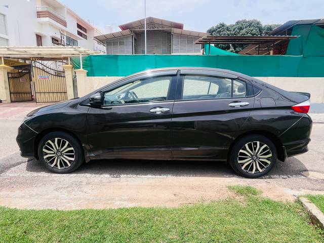 https://images10.gaadi.com/usedcar_image/AP3A.240905.015.A2/original/a8c3095d-0bf8-4087-b2ff-fe103d5f95ac.jpg?imwidth=6402