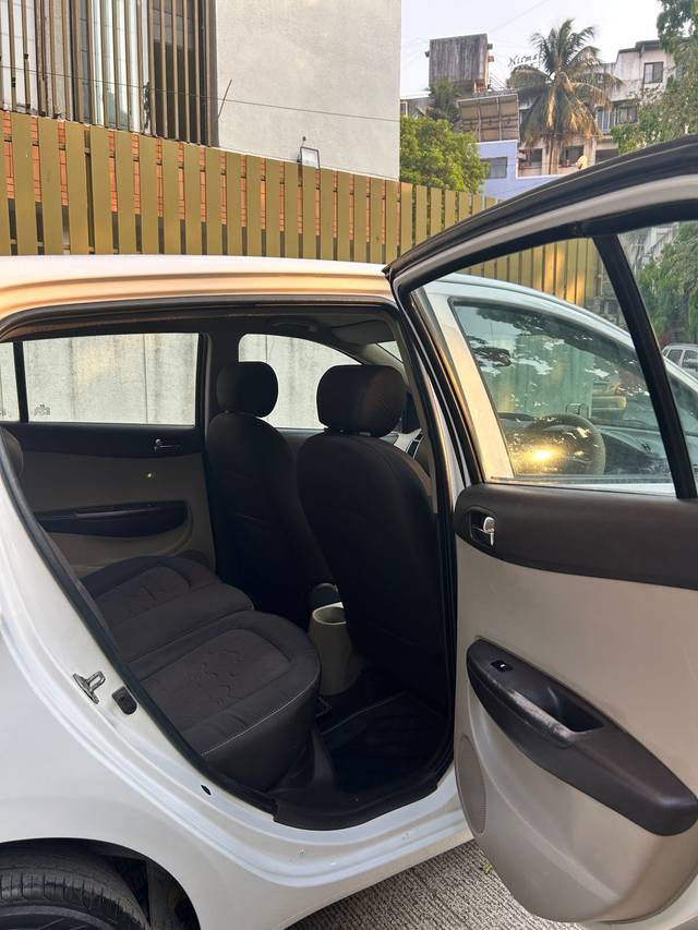 https://images10.gaadi.com/usedcar_image/AP3A.240905.015.A2/original/aa694d9d-182e-48ff-b41c-f783ea3e561a.jpg?imwidth=6401