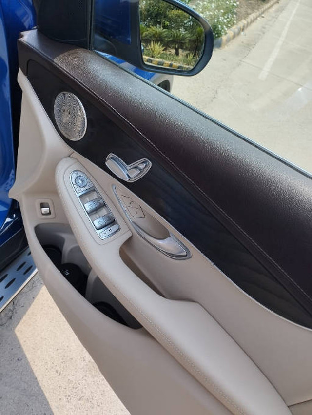 Second-hand 2022 Mercedes-Benz GLC 200 for sale in New Delhi-9