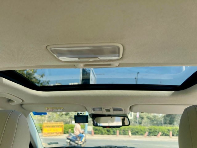 Second-hand 2023 Hyundai Verna SX IVT for sale in New Delhi-4