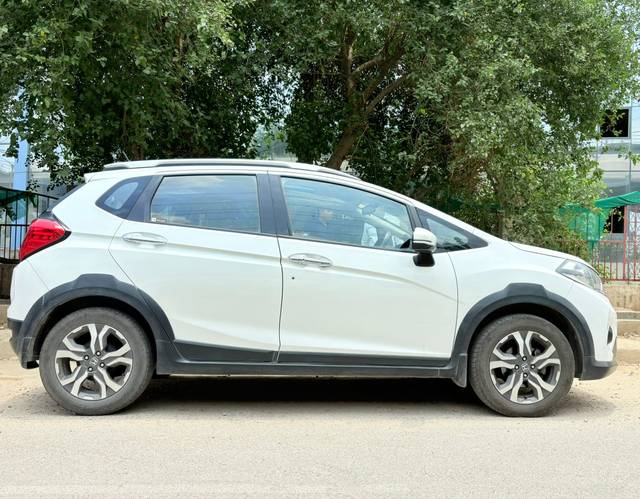 https://images10.gaadi.com/usedcar_image/AP3A.240905.015.A2/original/b1469187-5c85-42f1-bd02-5277027321dd.jpg?imwidth=6400