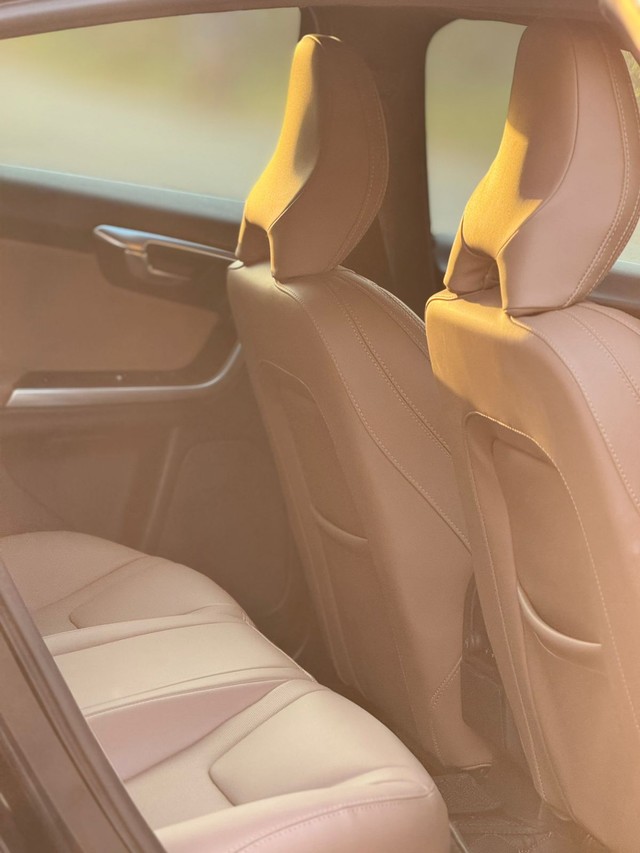 Second-hand 2017 Volvo S60 Cross Country D4 AWD BSIV for sale in Surat-16