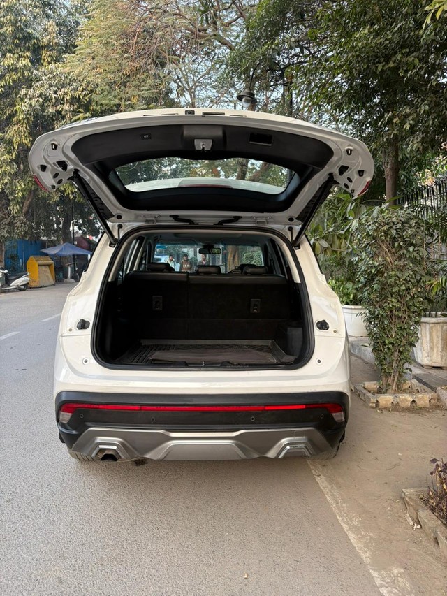 Second-hand 2022 MG Hector Plus Sharp CVT for sale in New Delhi-14