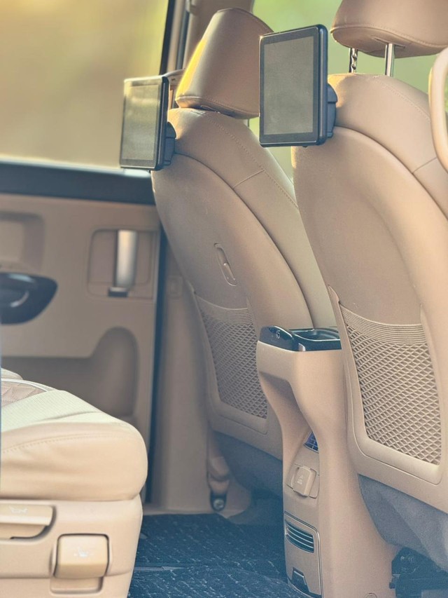 Second-hand 2023 Kia Carnival Limousine Plus for sale in Surat-14