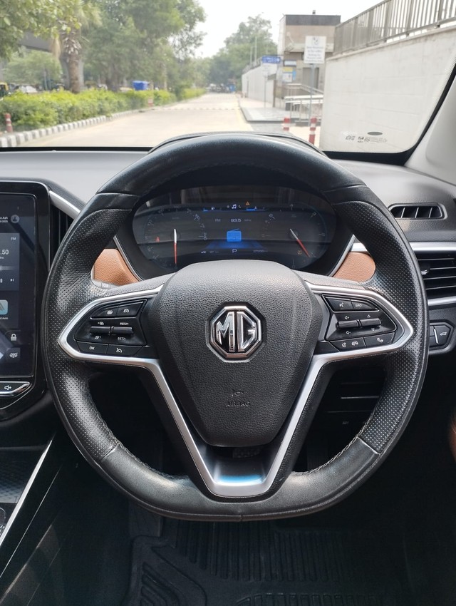 Second-hand 2023 MG Hector Plus 1.5 Turbo Sharp Pro CVT BSVI for sale in New Delhi-16