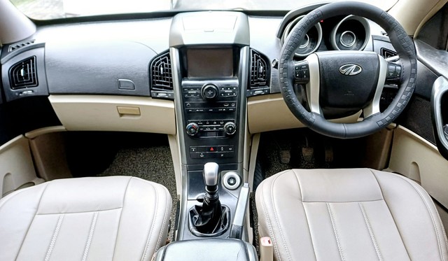 Second-hand 2017 Mahindra XUV500 R W10 FWD for sale in Ahmedabad-10