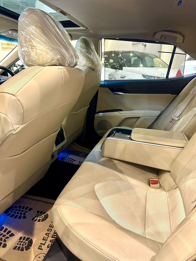 Second-hand 2021 Toyota Camry Hybrid 2.5 for sale in New Delhi-17