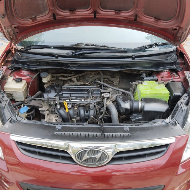 Second-hand 2011 Hyundai i20 1.2 Magna for sale in Mira Road-3