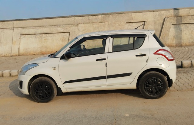Second-hand 2017 Maruti Suzuki Swift LXI Optional-O for sale in Faridabad-3