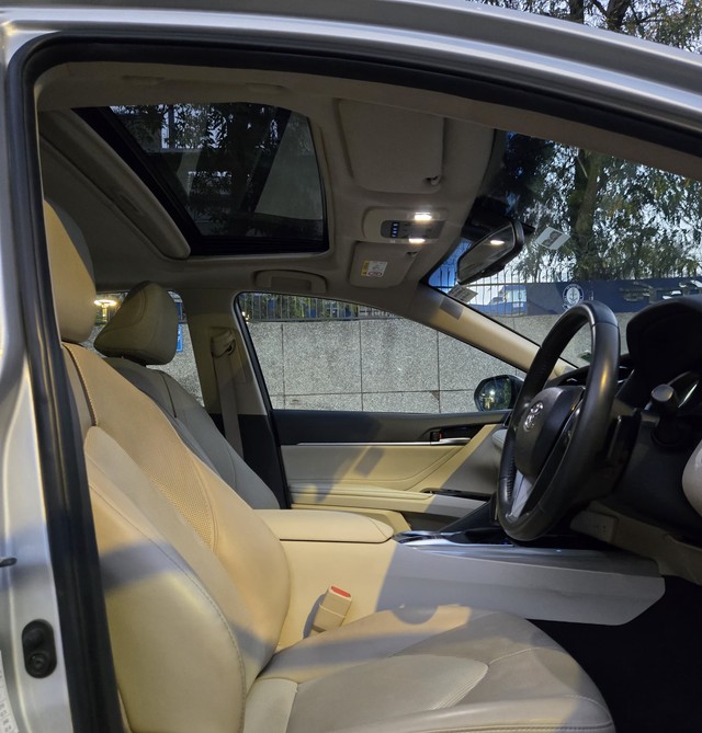 Second-hand 2020 Toyota Camry Hybrid 2.5 for sale in New Delhi-7