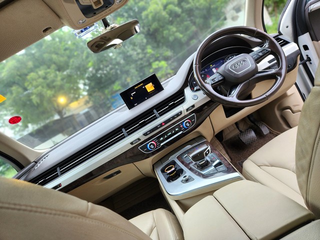 Second-hand 2017 Audi Q7 45 TDI Quattro Premium Plus for sale in New Delhi-17