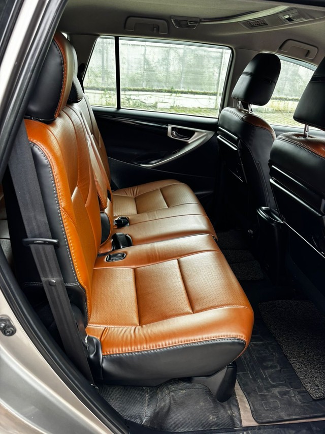 Second-hand 2017 Toyota Innova Crysta 2.4 VX MT BSIV for sale in Nashik-11