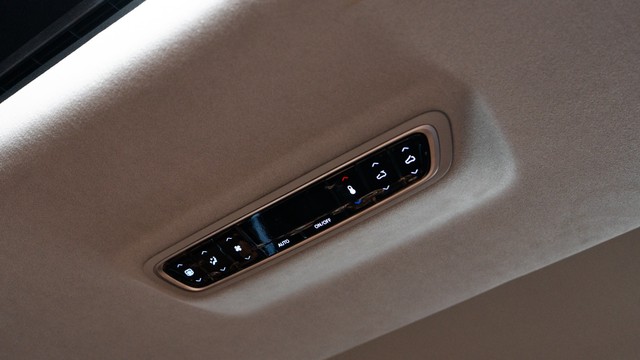 Second-hand 2025 MG M9 Presidential Limo for sale in New Delhi-16