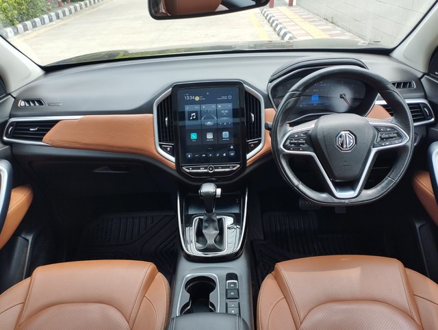 Second-hand 2023 MG Hector Plus 1.5 Turbo Sharp Pro CVT BSVI for sale in New Delhi-14