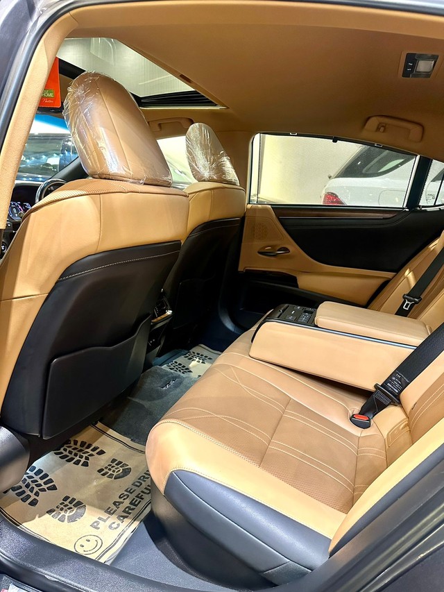 Second-hand 2022 Lexus ES 300h Exquisite for sale in New Delhi-19
