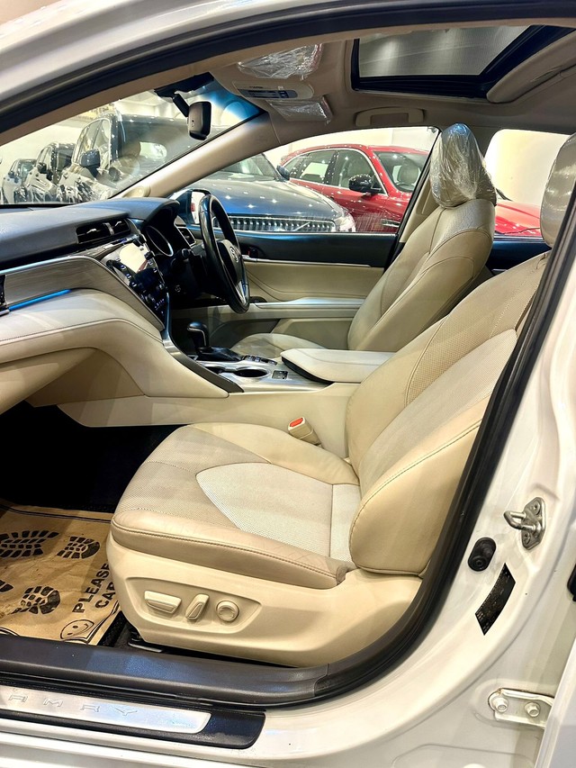 Second-hand 2021 Toyota Camry Hybrid 2.5 for sale in New Delhi-13