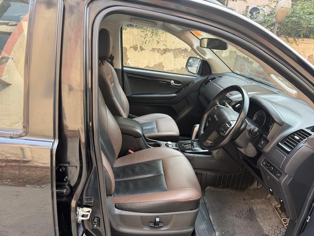 Second-hand 2022 Isuzu V-Cross 4x4 Z Prestige AT BSVI for sale in New Delhi-15