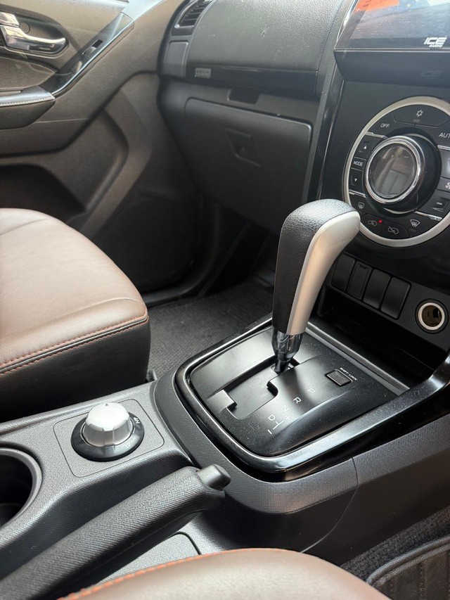 Second-hand 2022 Isuzu V-Cross 4x4 Z Prestige AT BSVI for sale in New Delhi-14