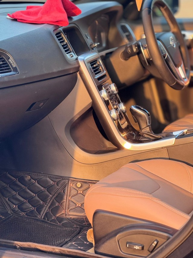 Second-hand 2017 Volvo S60 Cross Country D4 AWD BSIV for sale in Surat-15