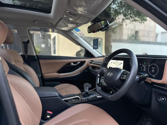 Second-hand 2024 Hyundai Alcazar Signature DCT for sale in New Delhi-7