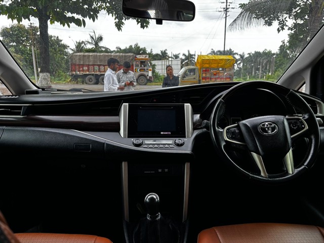 Second-hand 2017 Toyota Innova Crysta 2.4 VX MT BSIV for sale in Nashik-10